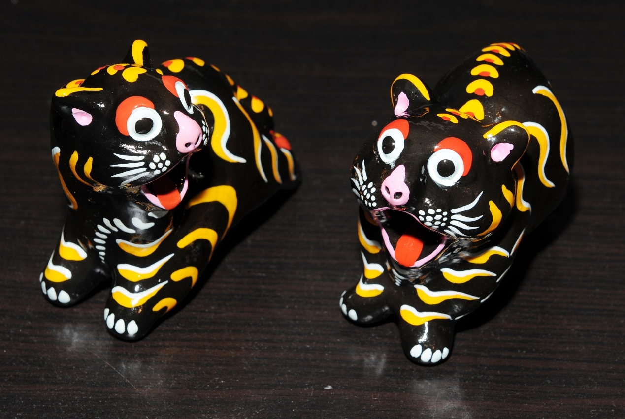 泥哨是根據苗族傳統藝術發展起來的兒童玩具。