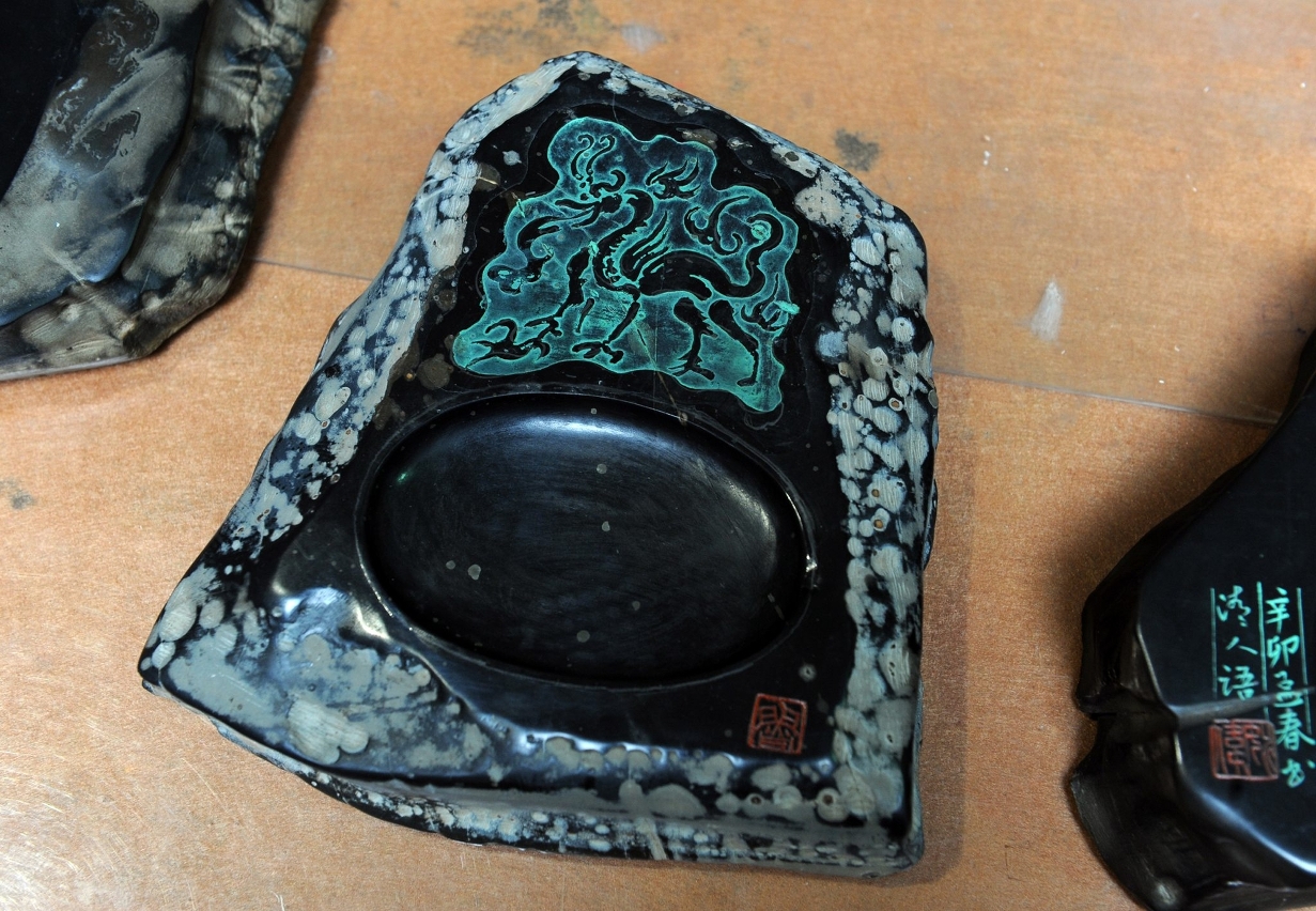 實用與觀賞價值兩相宜的金星石硯