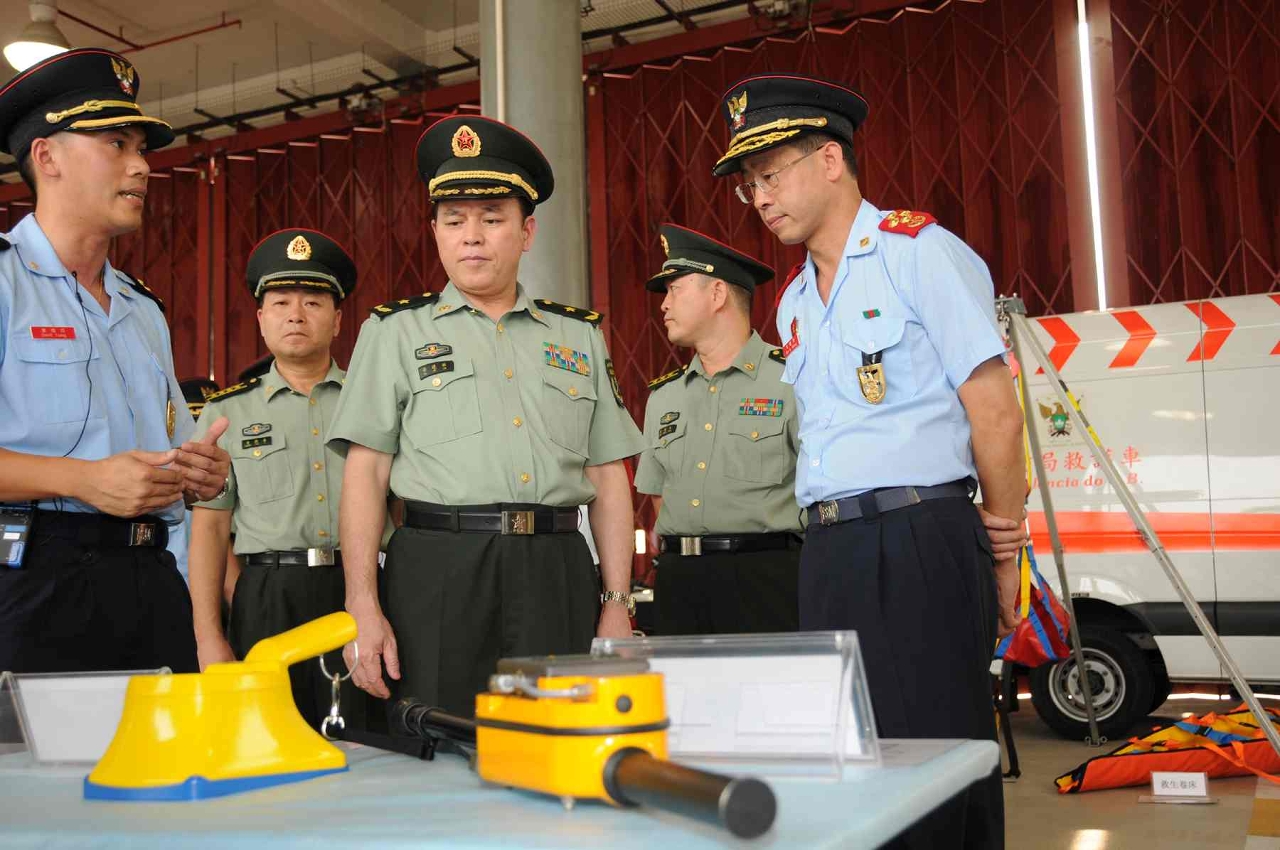 消防局官員向駐澳部隊介紹消防救援工具