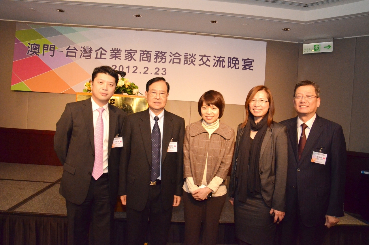 出席交流晚宴嘉賓有澳門經濟文化辦事處主任梁潔芝(中)、澳門貿易投資促進局執行委員陳敬紅(右二)、澳門中華總商會崔煜林(左二)、澳門旅遊零售服務業總商會理事長葉榮發(右一)、澳門工商聯會理事長何敬麟(左一)