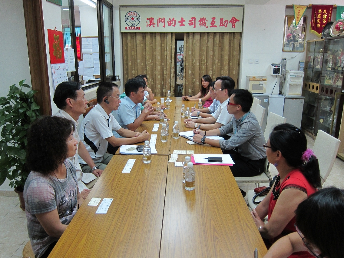 運建辦與澳門的士司機互助會代表就輕軌施工安排進行交流討論