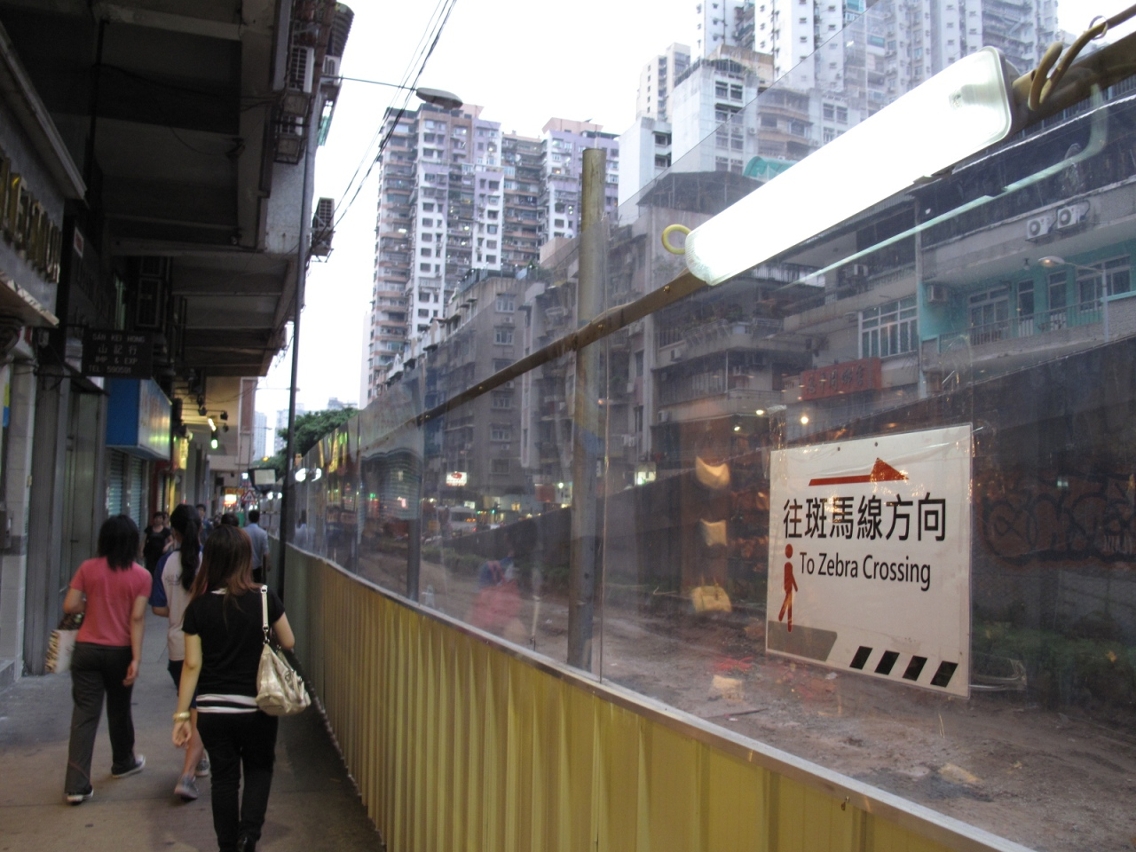 透明圍板上已加裝照明設施