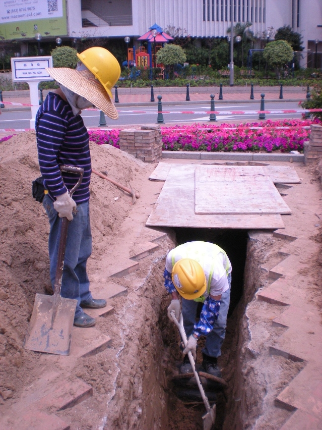 工人以手挖方式進行探井工作