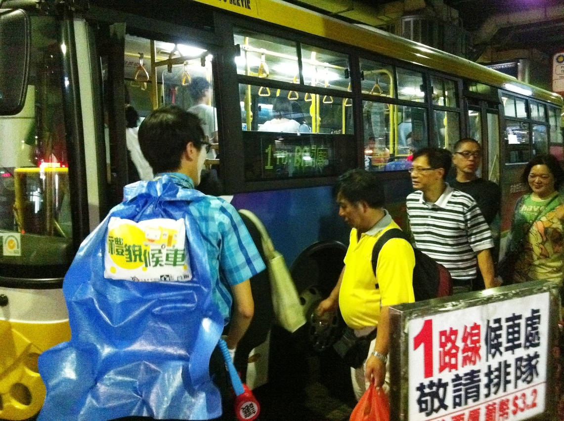 「禮貌候車」默劇演員引導乘車排隊上車