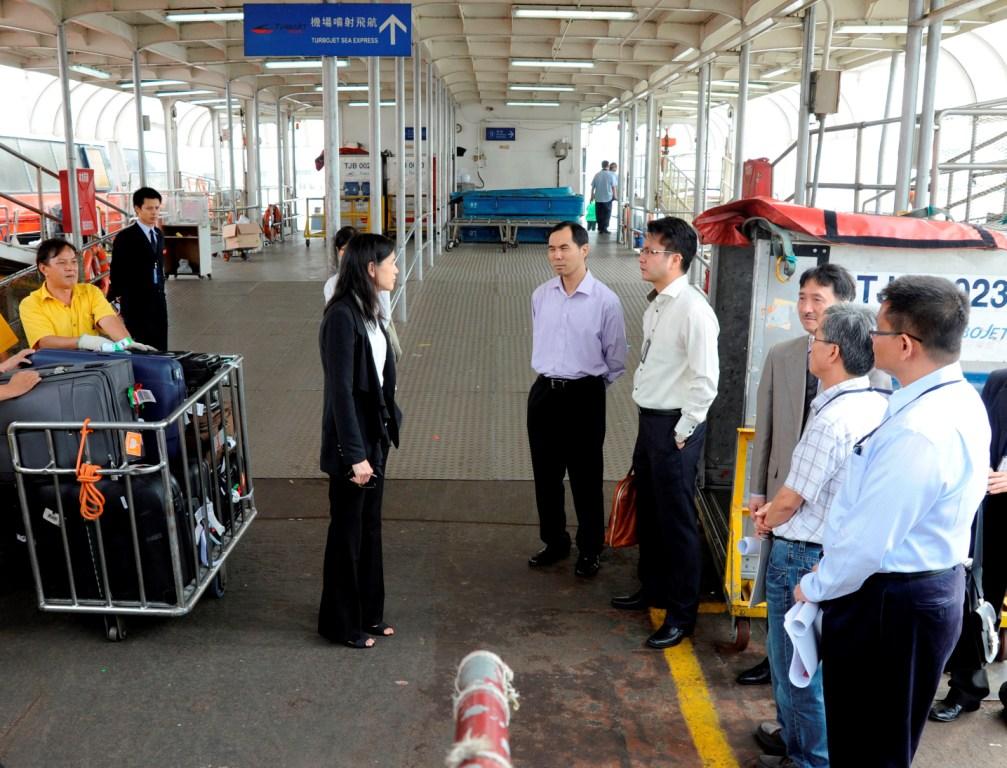 港務局巡視外港客運碼頭設施