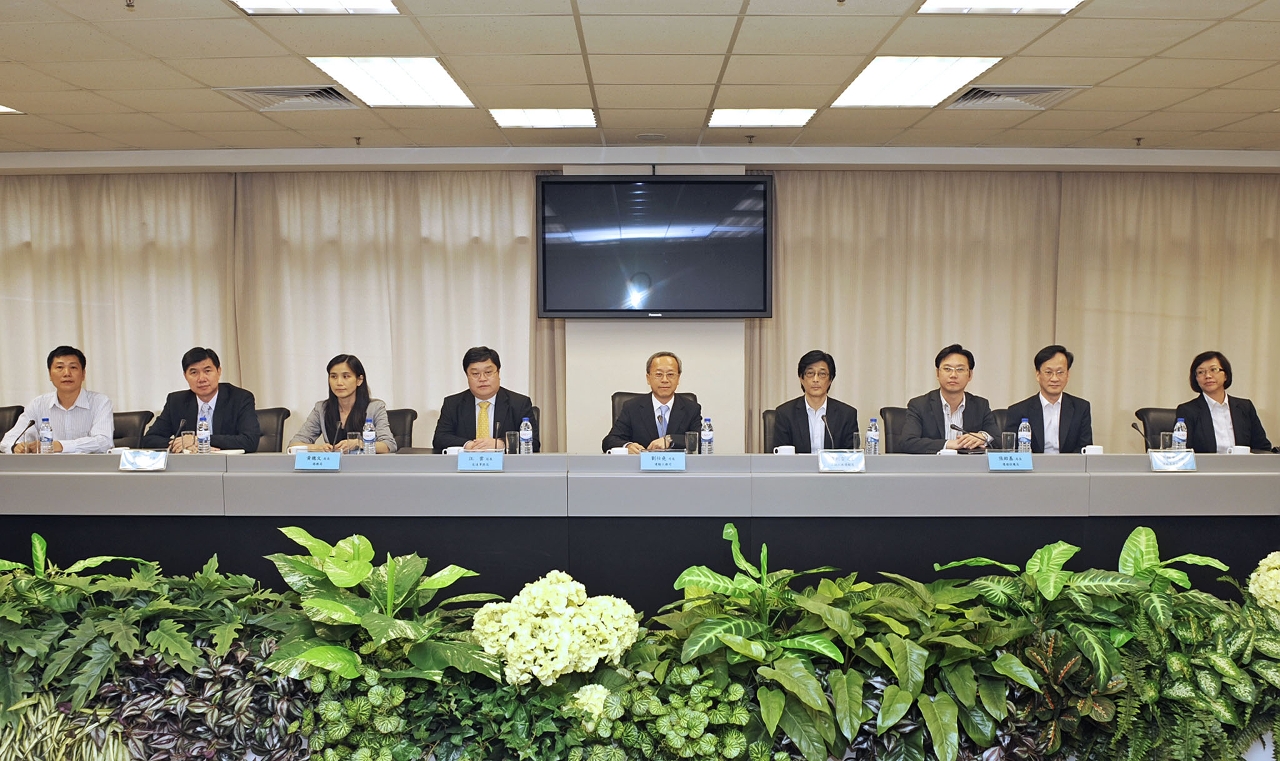 運輸工務司司長劉仕堯率領屬下部門領導與社會人士座談，收集明年度施政意見及建議。