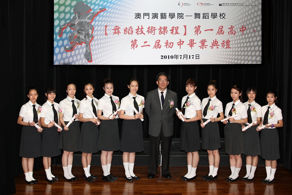 梁院長及高中畢業生合照