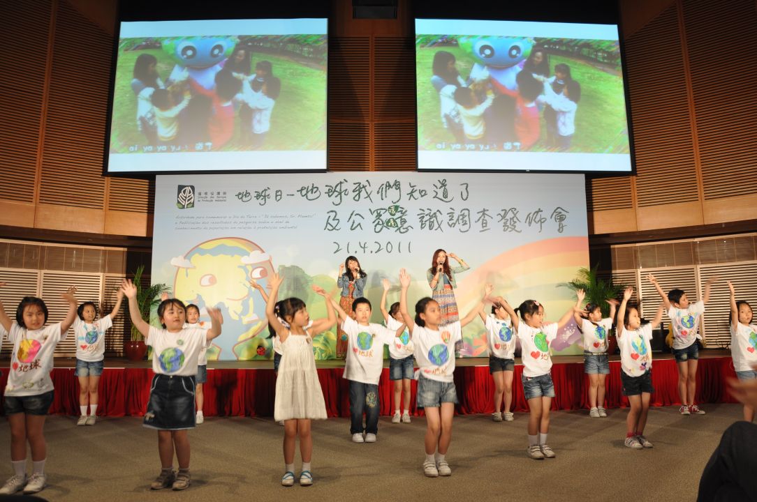 由學生演繹以青少年為主要對象的環保歌曲 “地球, 我們知道了”。