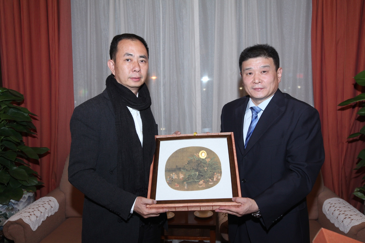 北京貿促會倪躍剛副會長向文化局局長吳衛鳴致送紀念品