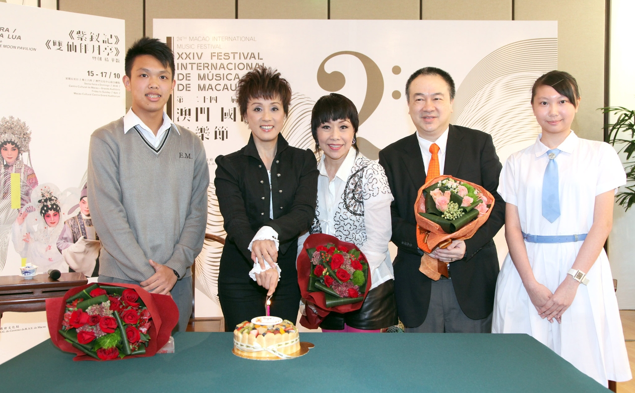 主辦單位為蓋鳴暉補祝生日，蓋鳴輝指生日願望是預祝今次演出成功。