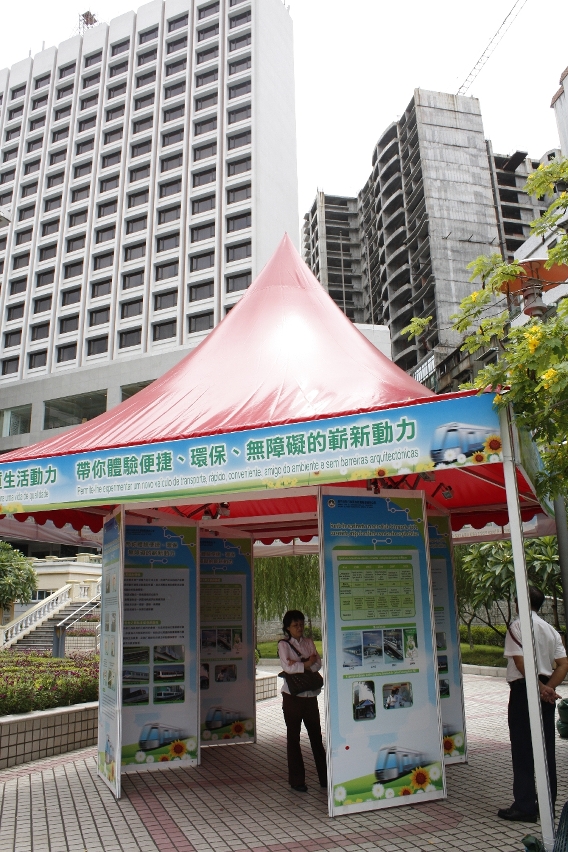 市民參觀輕軌展覽
