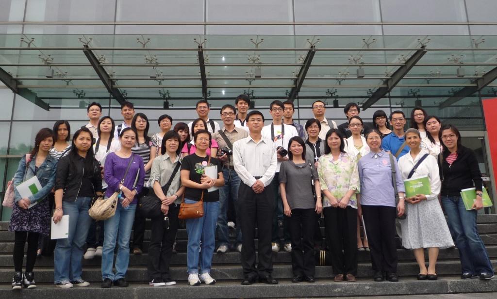 圖一_於同濟大學綜合樓外留影