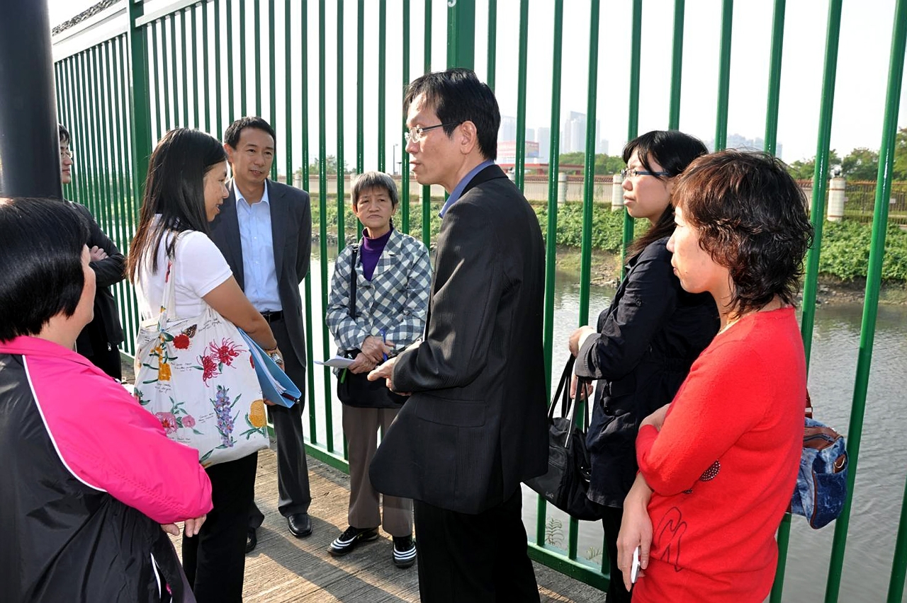 環境保護局與青洲坊會負責人實地視察鴨涌河