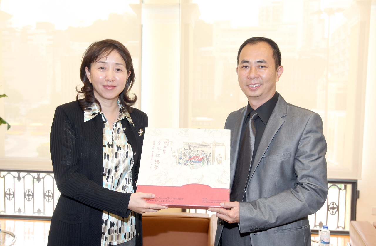 文化局局長吳衛鳴與代表團團長深圳市港澳事務辦主任湯麗霞見面