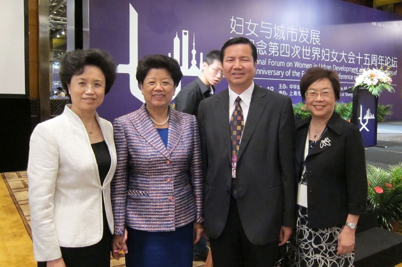 張裕司長（右二）與宋秀岩（左一）、陳至立（左二）和賀定一在婦女論壇開幕式上合照留念。