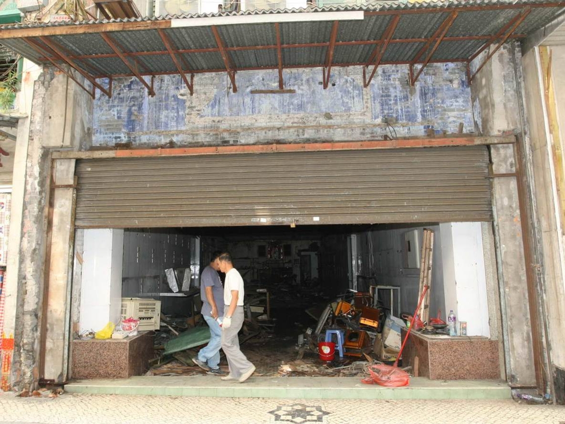 文化局經業主同意, 將原有草堆街八十號招牌拆去後, 顯示早期的招牌應為“飲香僊館”