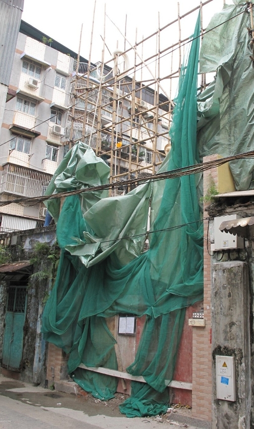 涉違規則師四層僭建屋拆卸中