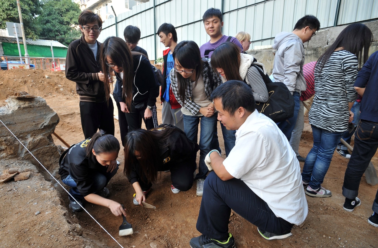 學生分組實地進行考古