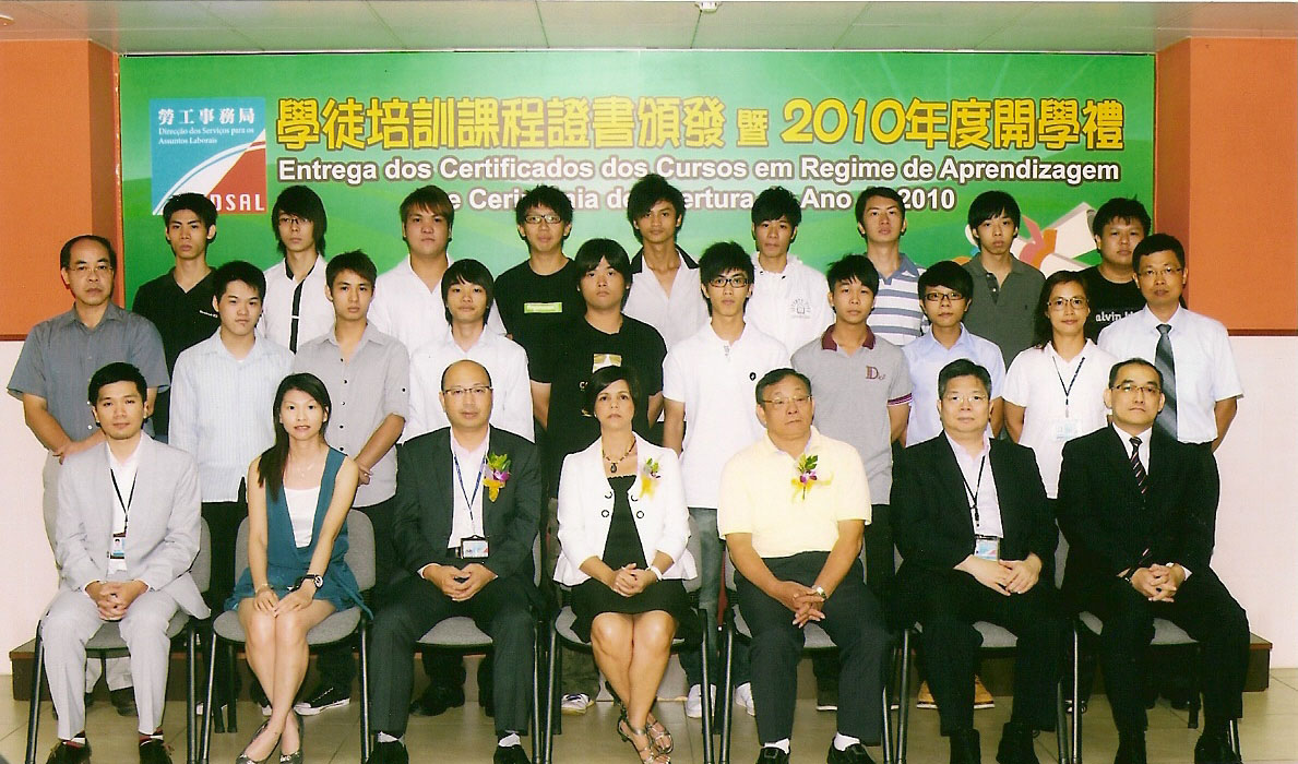 第十二屆電氣裝置課程畢業學員與嘉賓、導師合照
