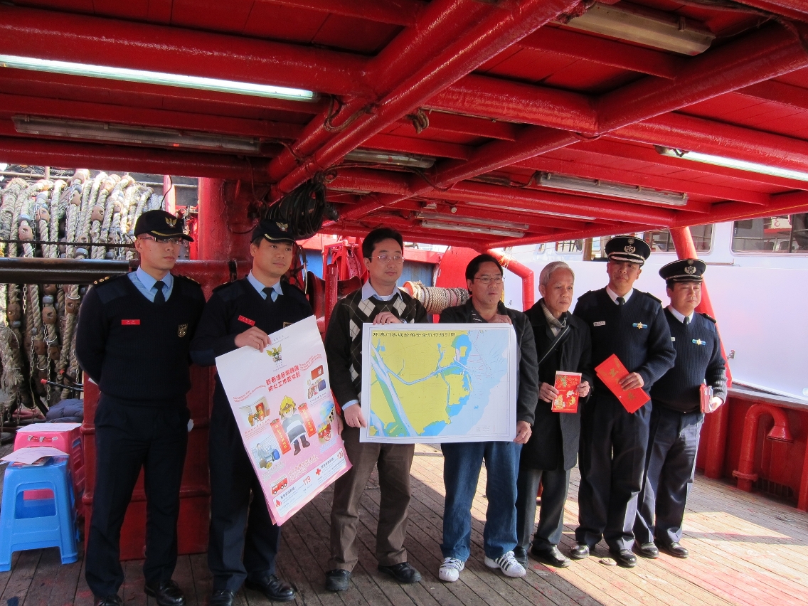 港務局聯同多個部門向內港漁民宣傳三防