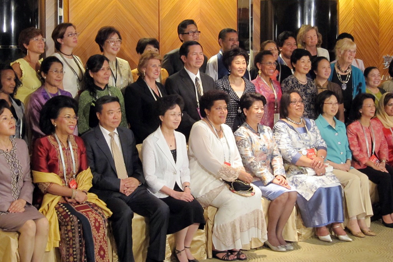 張裕司長（第二排左五）、葉炳權局長（第三排左五）等與各國出席婦女論壇的部長級嘉賓合。