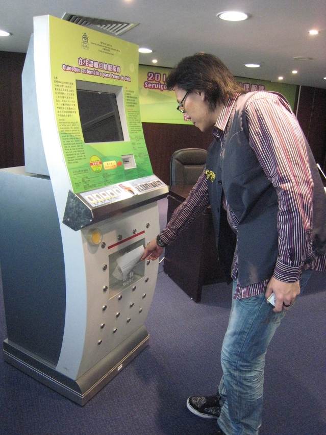 完成在生證明程序，領取回執。