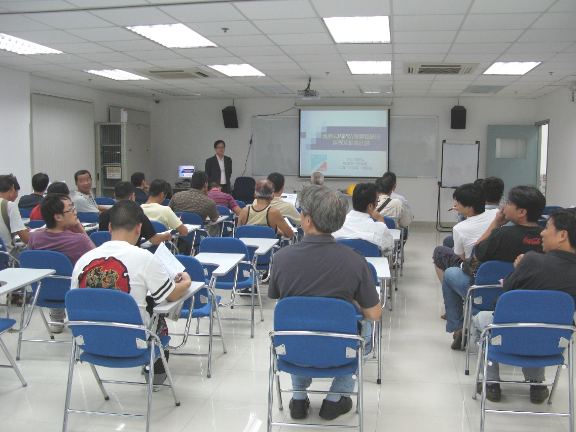 勞工局代表介紹防墮裝置推廣計劃詳情