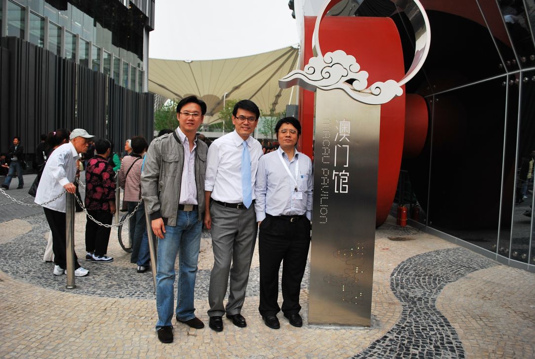 (由左至右)環保局張紹基局長、香港環境局邱騰華局長、廣東省住房和城鄉建設廳蔡瀛副廳長於上海世博澳門館前合照。