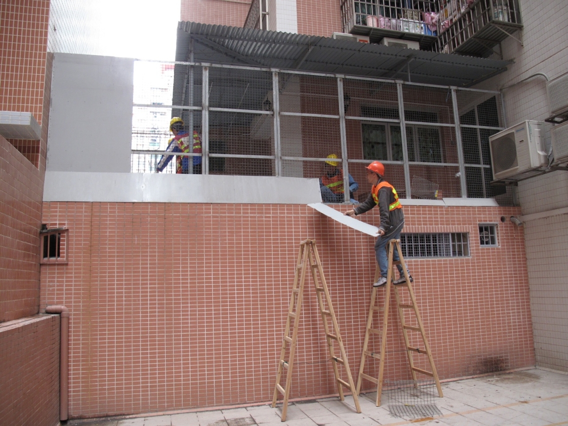 其中一個僭建物封閉了平台唯一的逃生通道，另一個僭建物更在此僭建物上“僭上僭。