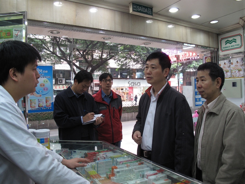 劉振滄（右二）等在坊會負責人陪同下收集商戶對施工安排的意見。