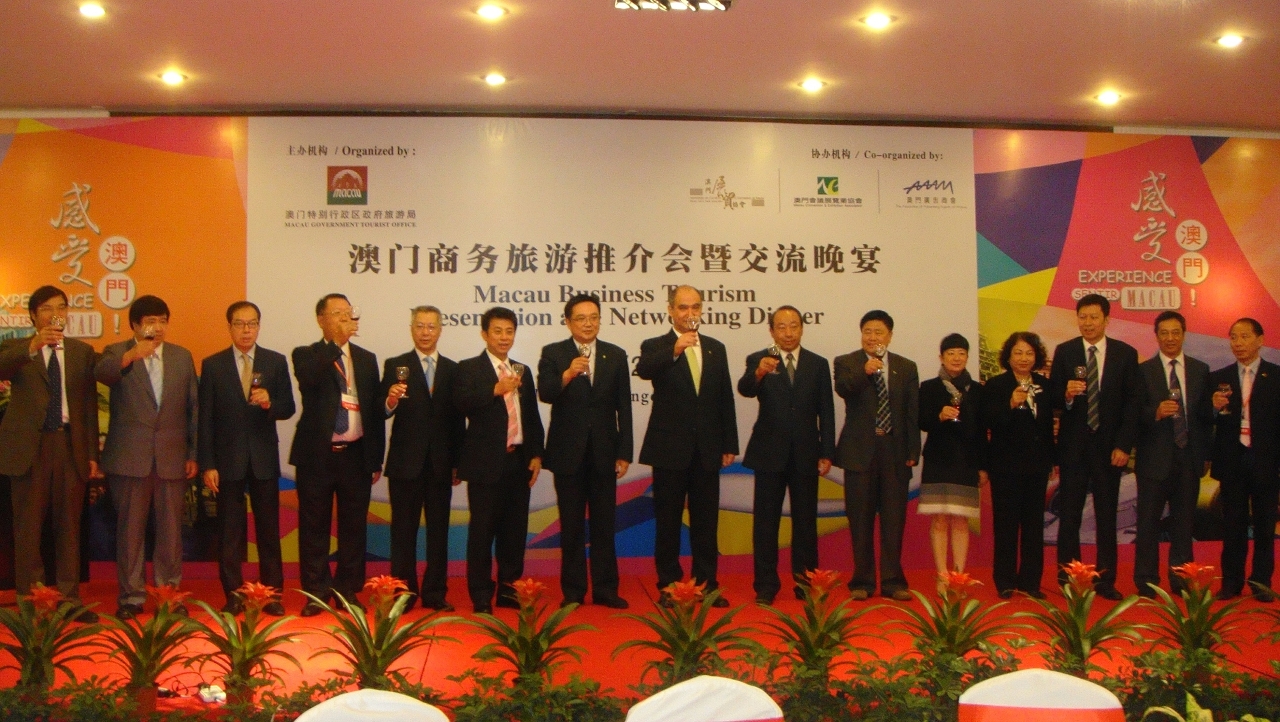 澳門及吉林政府業界代表向在場嘉賓祝酒