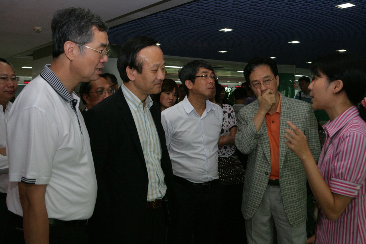 委員實地考察廣州房地產交易登記中心並聽取人員講解