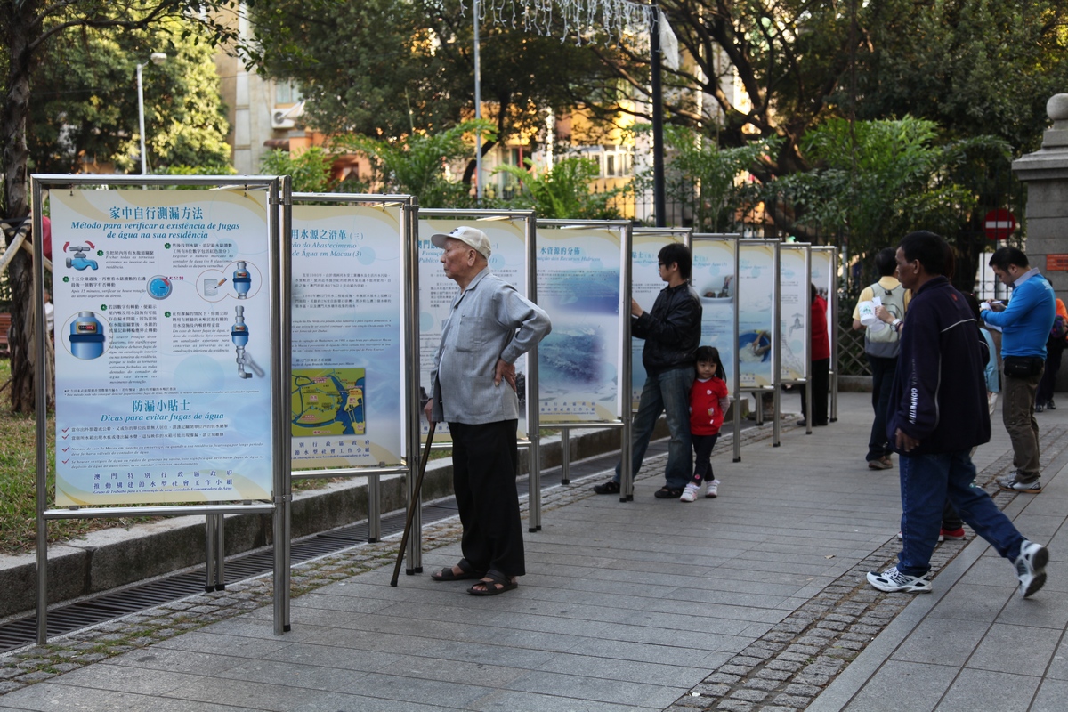市民駐足觀看各節水展板