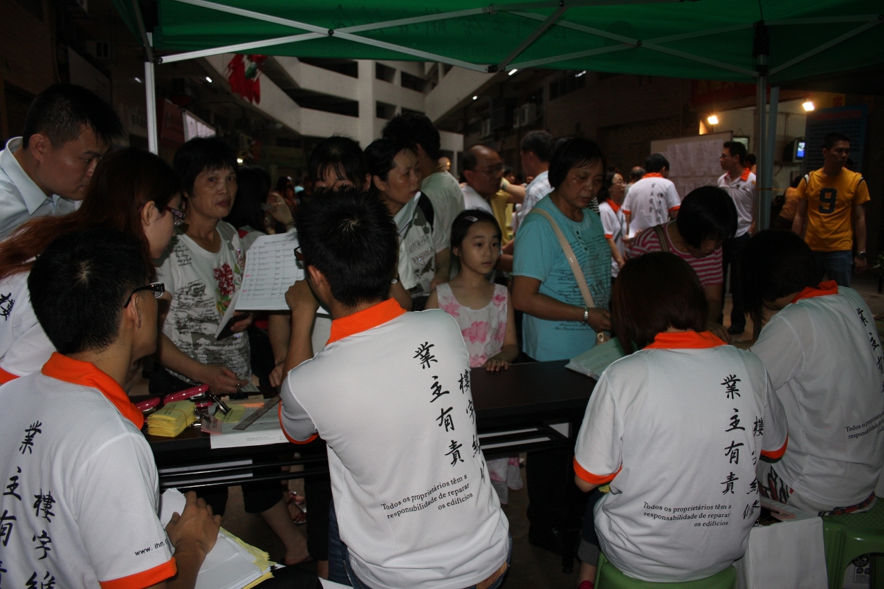 房屋局人員協助廣福安花園核對出席業主的身份