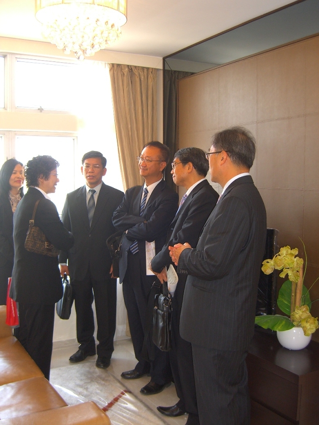 公屋委員參觀及聽取人員介紹油翠苑居屋