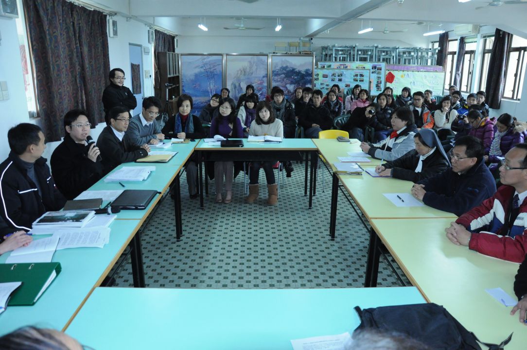 環保局聯同衛生局人員，與九澳區學校、團體就區內環境問題交換意見。