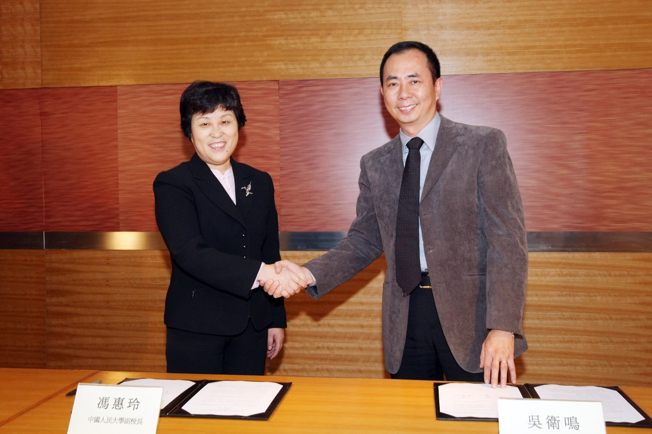 文化局局長吳衛鳴、中國人民大學副校長馮惠玲，分別代表文化局和中國人民大學簽署備忘錄。