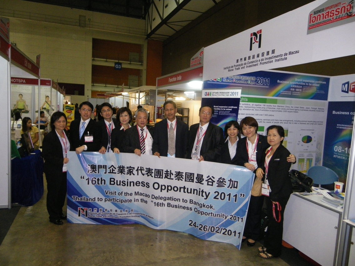 澳門企業家代表團成員與泰國出口促進局副局長Matyawongse Amatyakul(右五)於貿促局展位合照