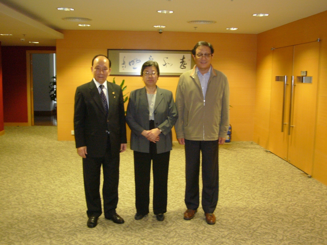 科技基金唐志堅主席於今年5月會見了來澳考察及作申請介紹會的何梁何利基金信託委員會朱麗蘭主席（中）及段瑞春秘書長（右）