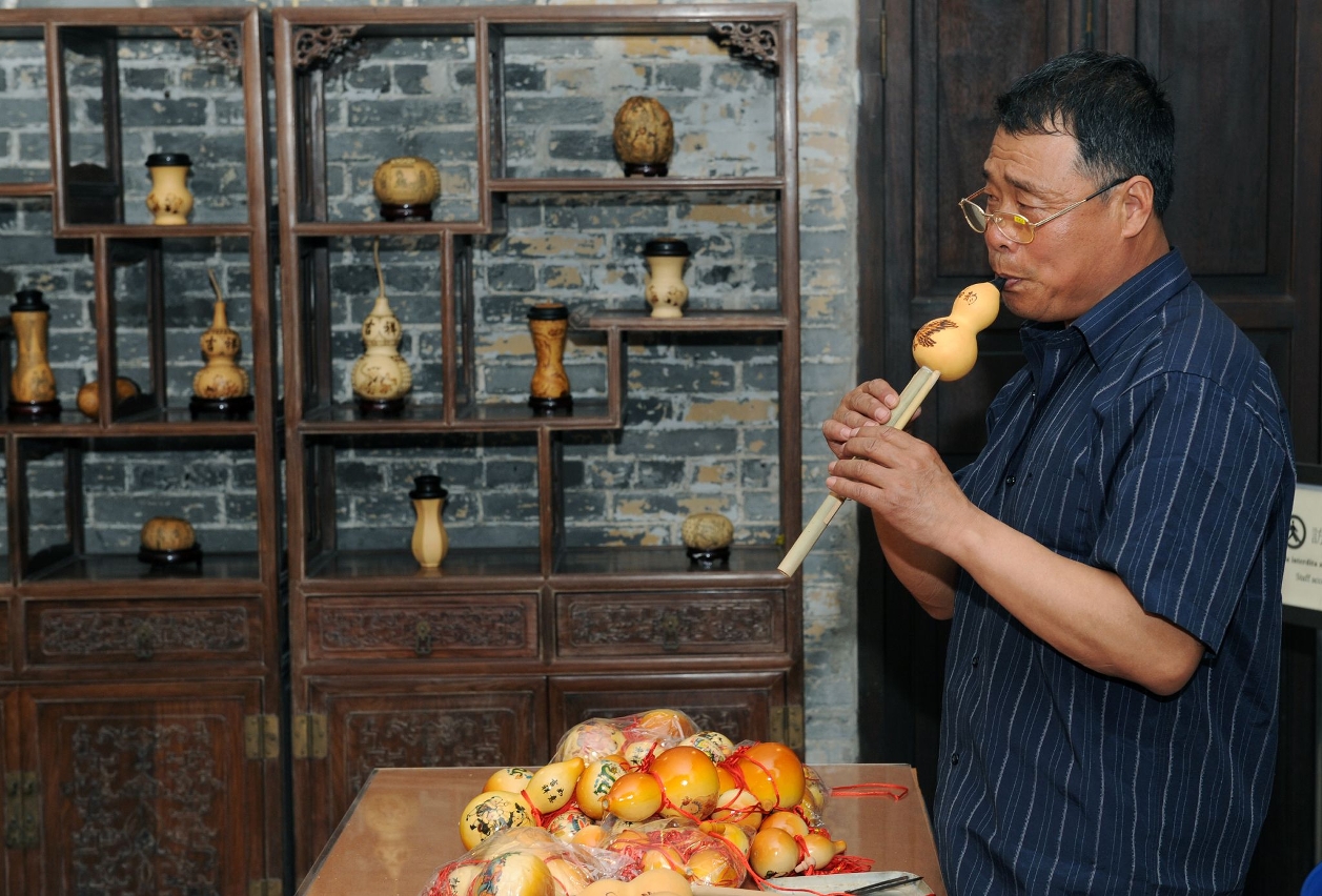 工藝家李玉成吹奏葫蘆絲