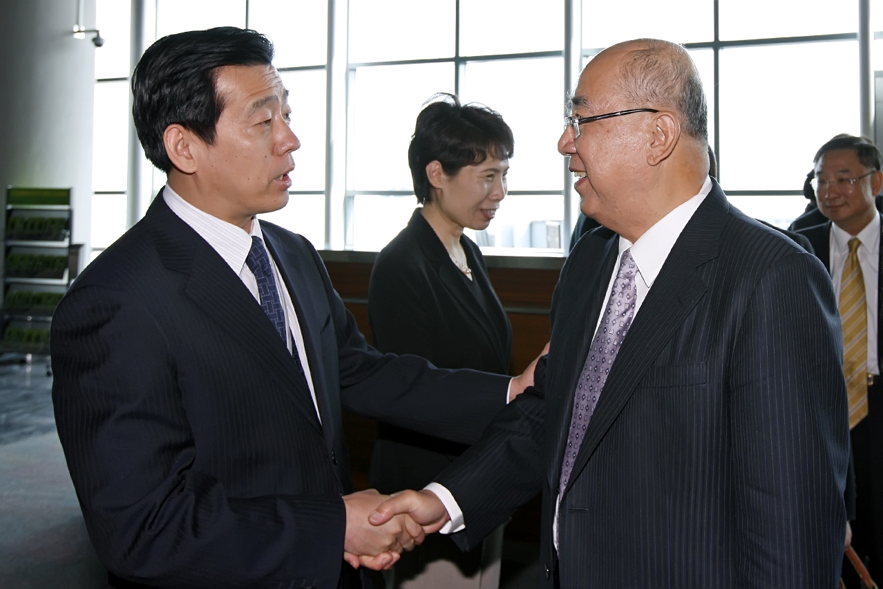 中共中央台辦劉軍川局長(左)在機場歡迎來澳出席第七屆世界華商高峰會的國民黨榮譽主席吳伯雄(右)
