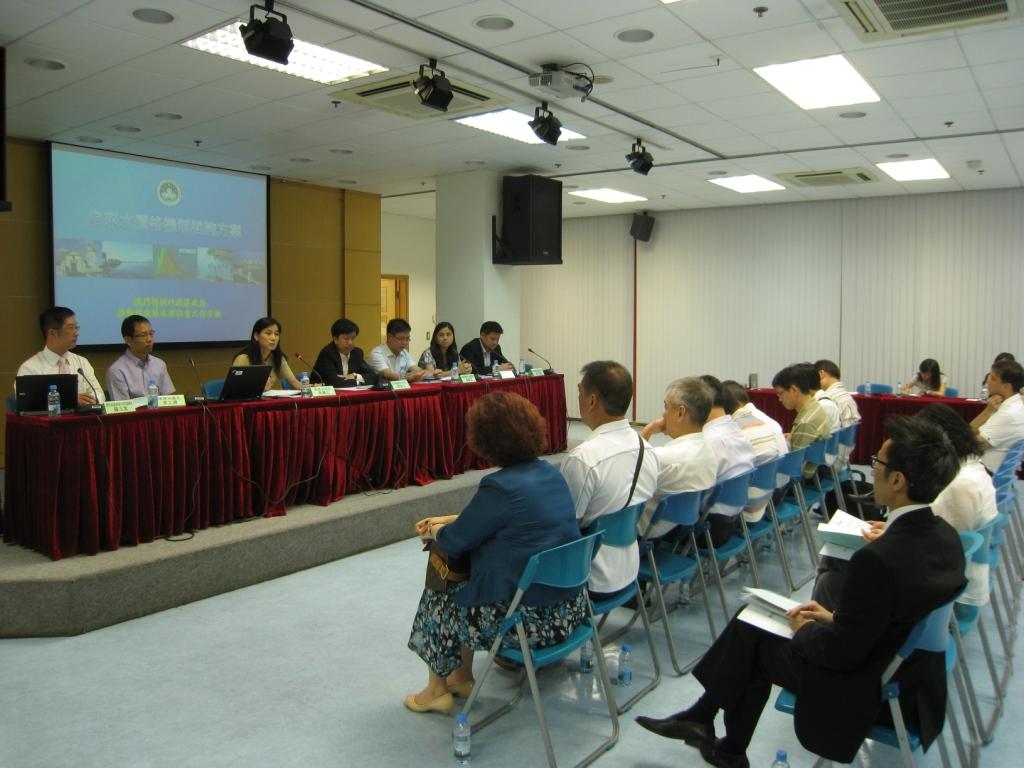 小組成員與社諮會委員就新水價機制交換意見