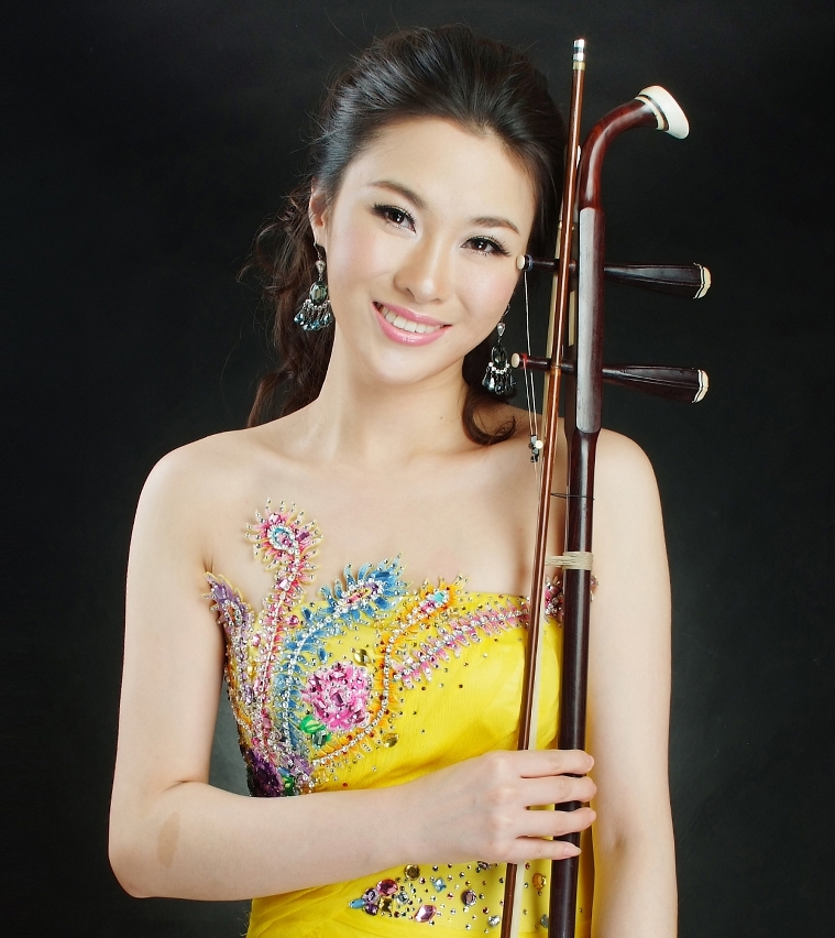 二胡演奏家周婷婷參與音樂會演出。Zhou Tingting (erhu)