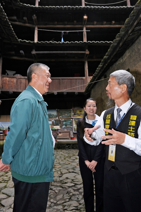 何厚鏵視察被列入世界文化遺產的和貴樓