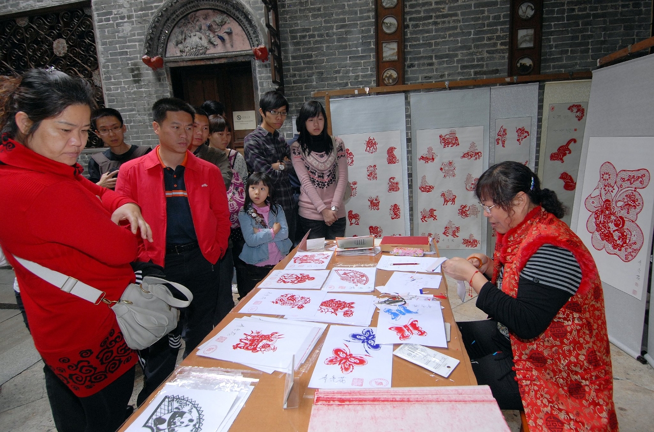 齊秀花現場展演高密剪紙技藝