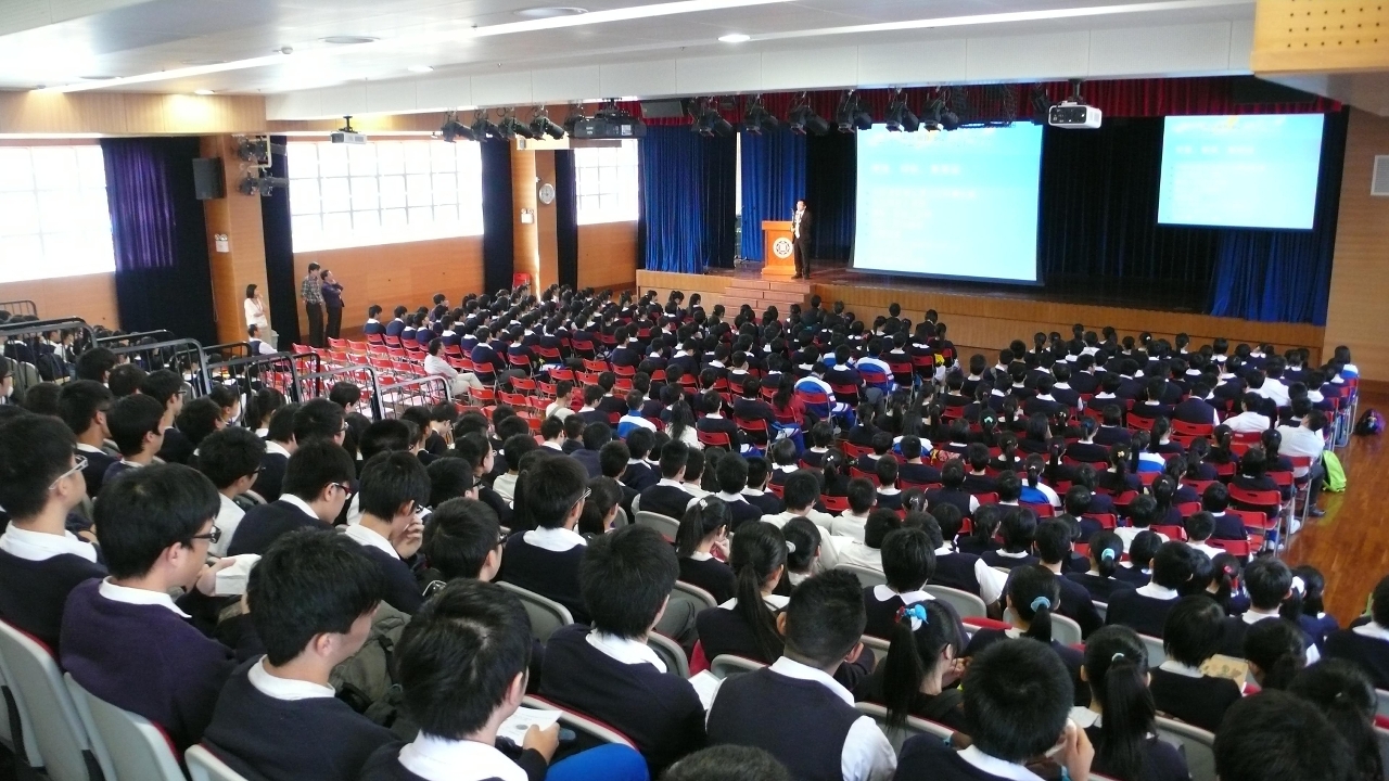運建辦人員向培正中學學生講解澳門輕軌系統的升學及就業資訊(一)