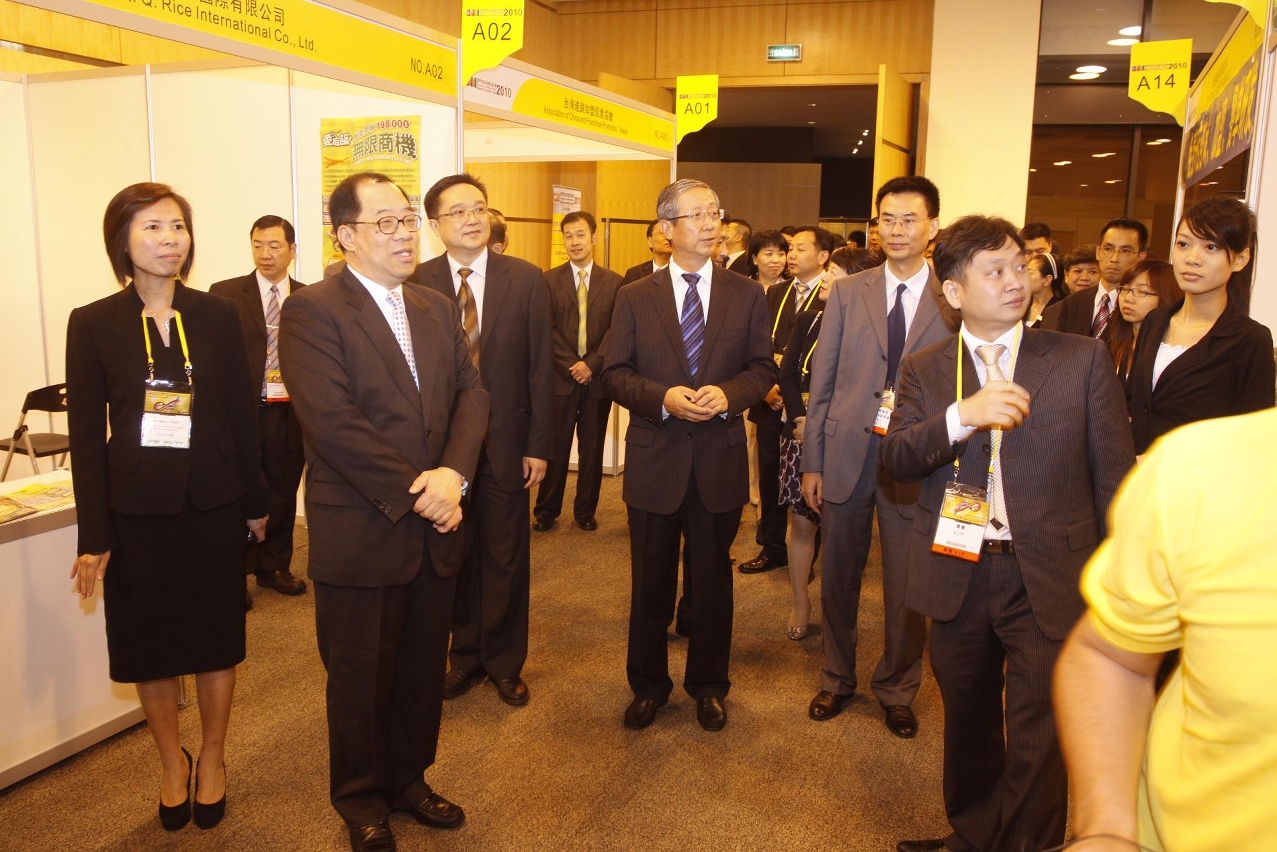 經濟財政司司長譚伯源參觀展場
