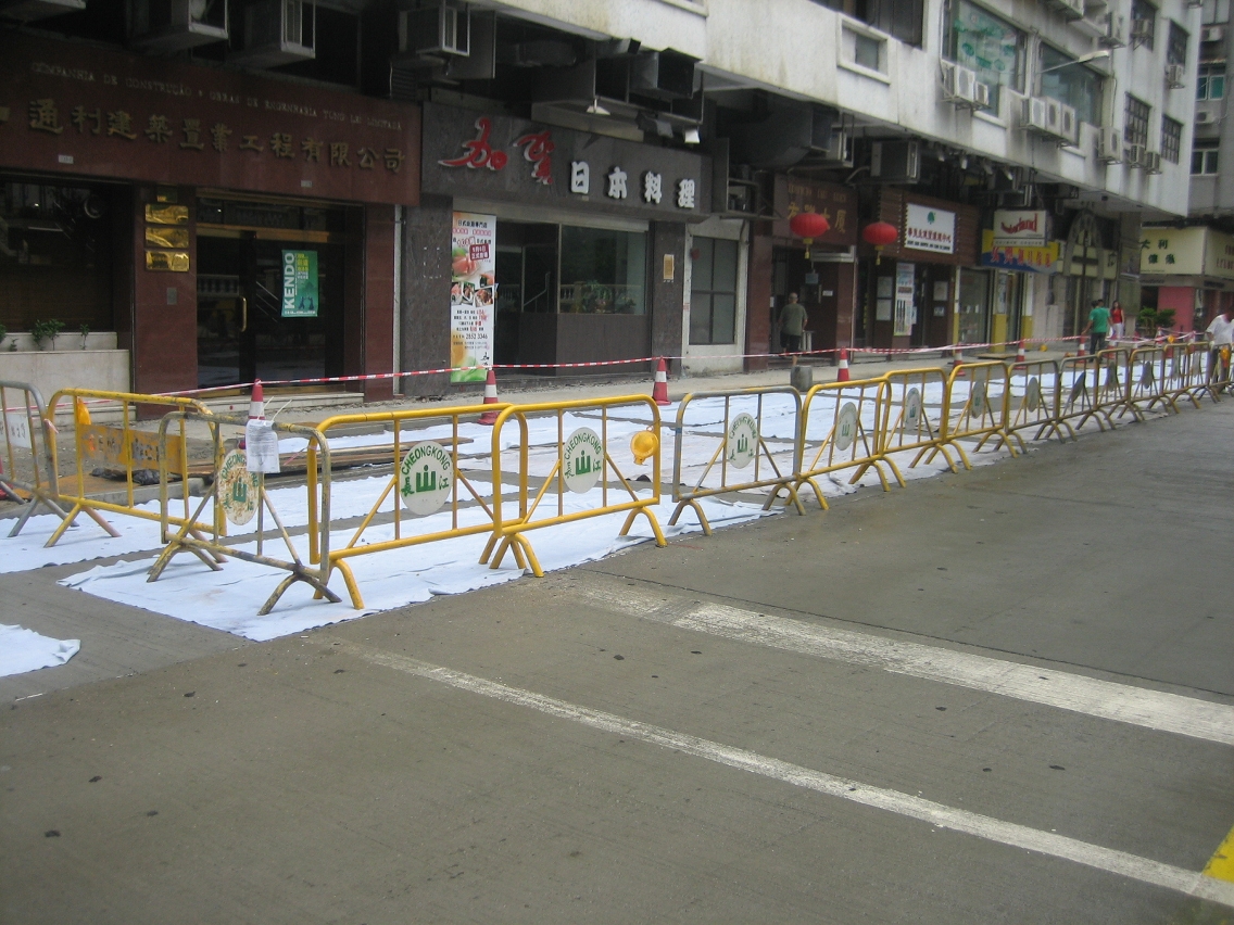 固定鐵欄分隔行人和施工地點