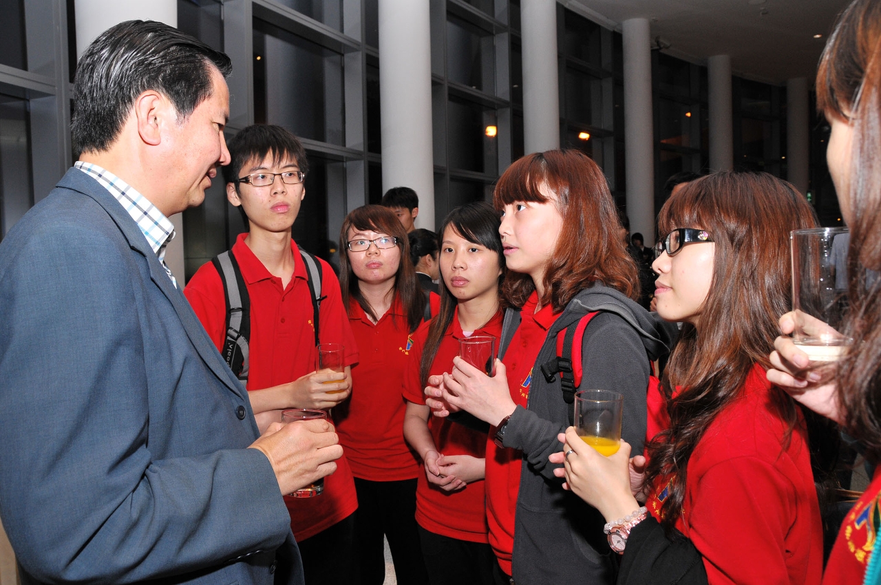 學生代表於會後再與張裕司長交流