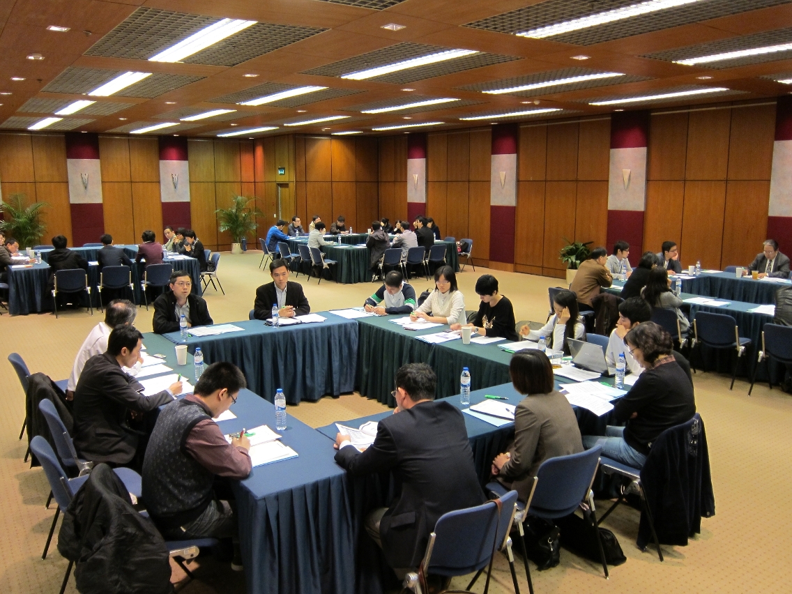 與會者進行分組討論。